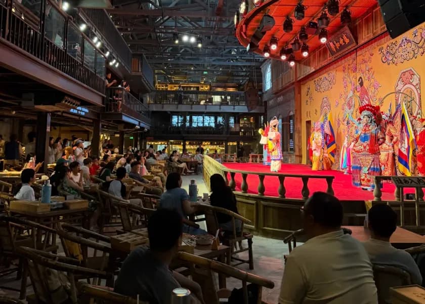 Family experience at a Chengdu teahouse