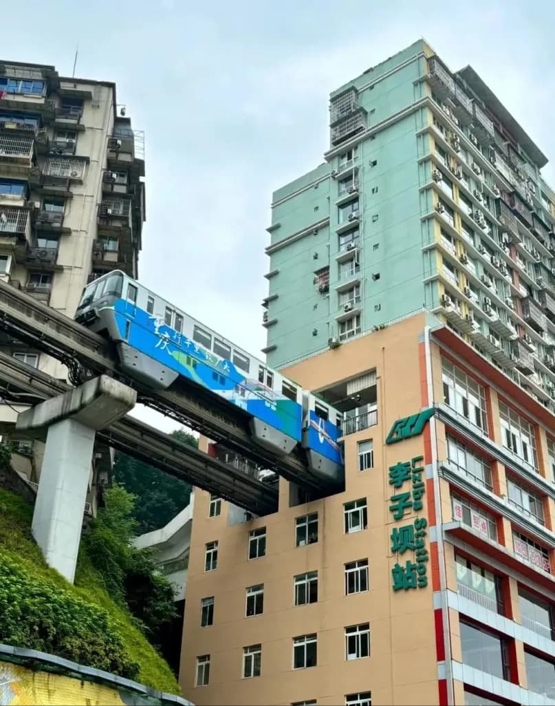 Day 2 — Light Rail Scenic Ride · Shancheng Lane · 18 Steps District · Jiefangbei Street
