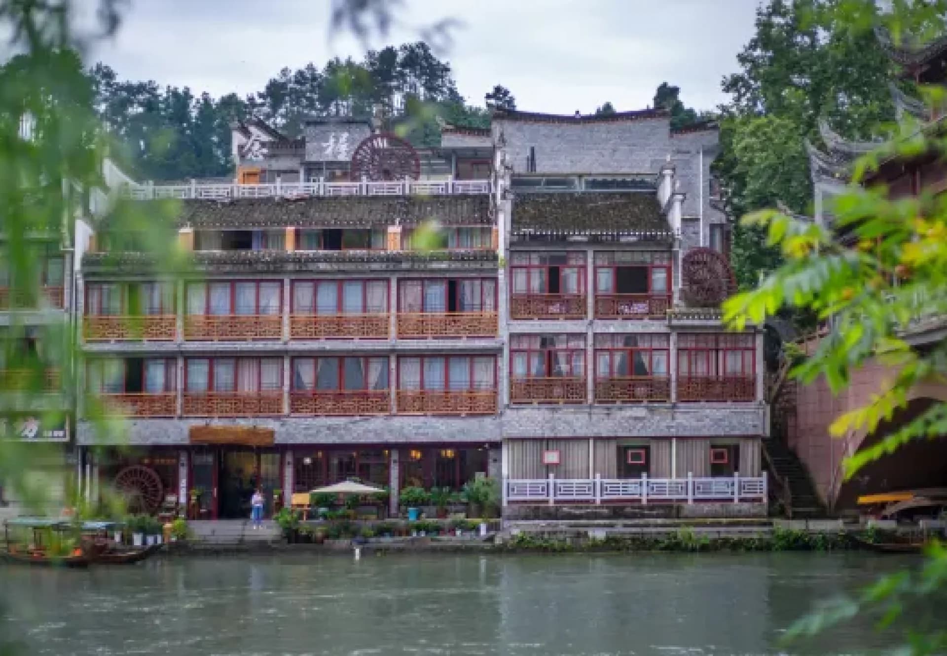 Fenghuang Nianmo Light Luxury Homestay