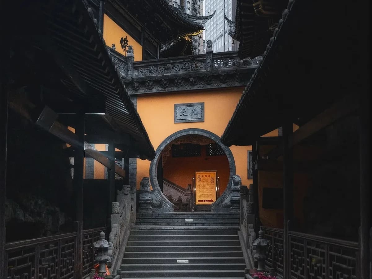China Travel Etiquette: Temples, Photos, Public Space