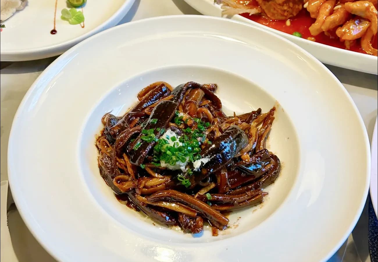 Shanghai-style Shredded Swamp Eel Drizzled with Scorching Hot Oil