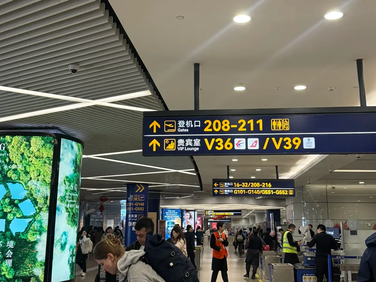 Bilingual immigration signs at a Chinese international airport