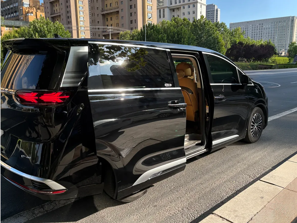Private vehicle pickup on a China tour from the USA