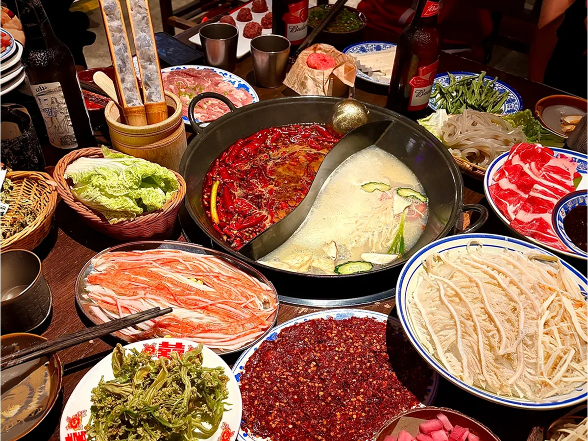 Yuanyang hot pot, spicy side and clear side